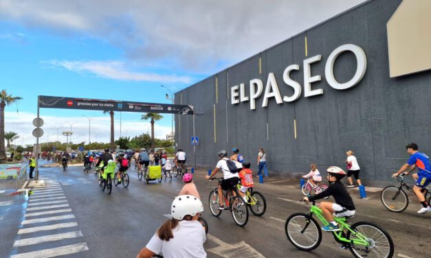 Cientos de vecinos pedalean por la ciudad en una nueva edición del Día del Pedal