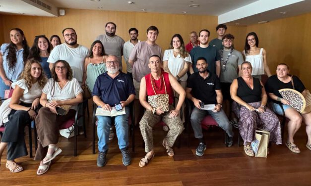 Vecinos y hermandades se preparan para confeccionar la gran alfombra de sal en honor a la Patrona