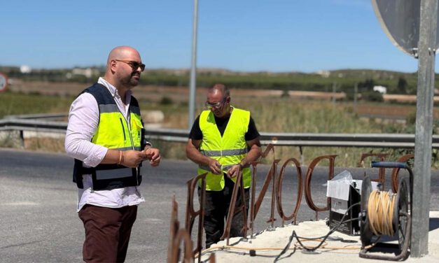 La glorieta de acceso al Poblado de Doña Blanca se renueva con mejoras en firme, iluminación y señalización