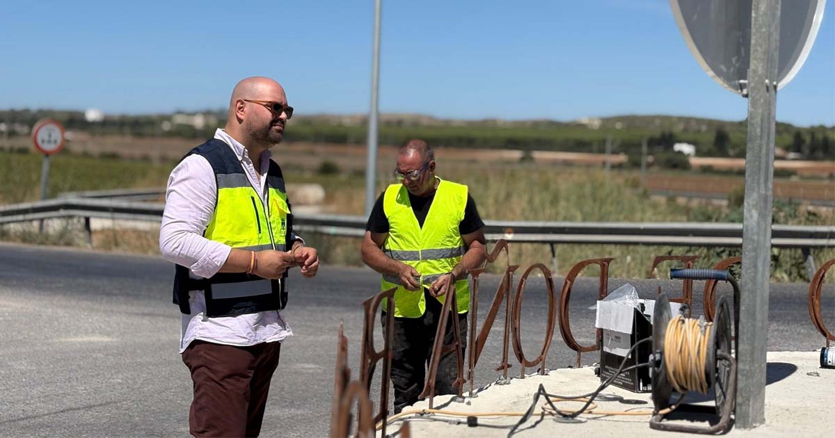 La glorieta de acceso al Poblado de Doña Blanca se renueva con mejoras en firme, iluminación y señalización
