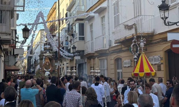 Multitudinaria procesión de la Virgen de los Milagros recorre el centro de la ciudad
