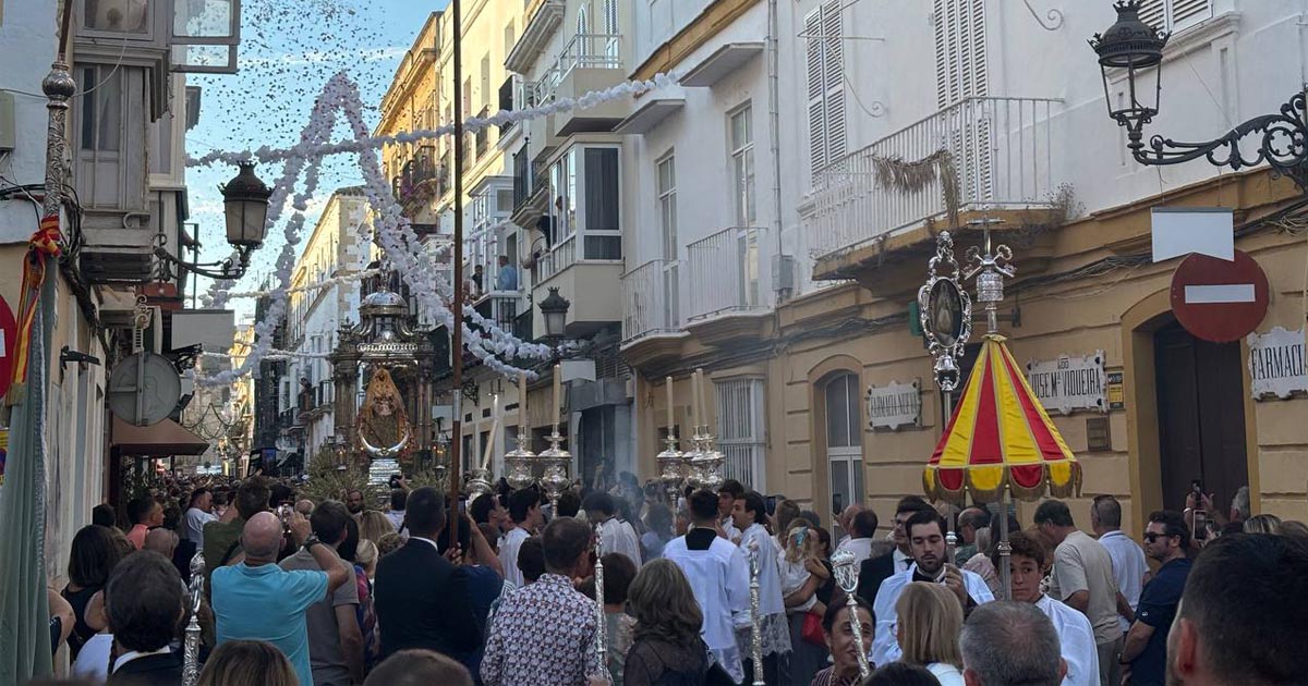 Multitudinaria procesión de la Virgen de los Milagros recorre el centro de la ciudad