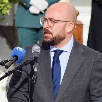 El Puerto celebra el Día de la Hispanidad con un emotivo acto institucional en la Plaza Isaac Peral
