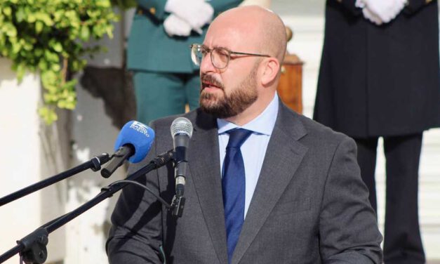El Puerto celebra el Día de la Hispanidad con un emotivo acto institucional en la Plaza Isaac Peral