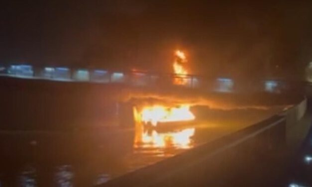 Una lancha explota en el río Guadalete e incendia varias embarcaciones en Pozos Dulces