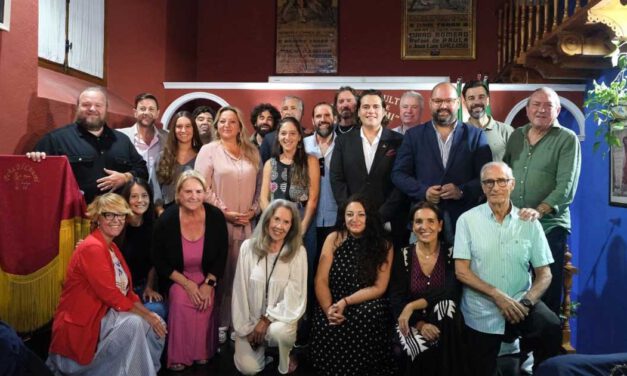 El ciclo “Flamenco Bajo la Luz de la Luna” cierra con un homenaje a Paco León y la entrega de donativos solidarios