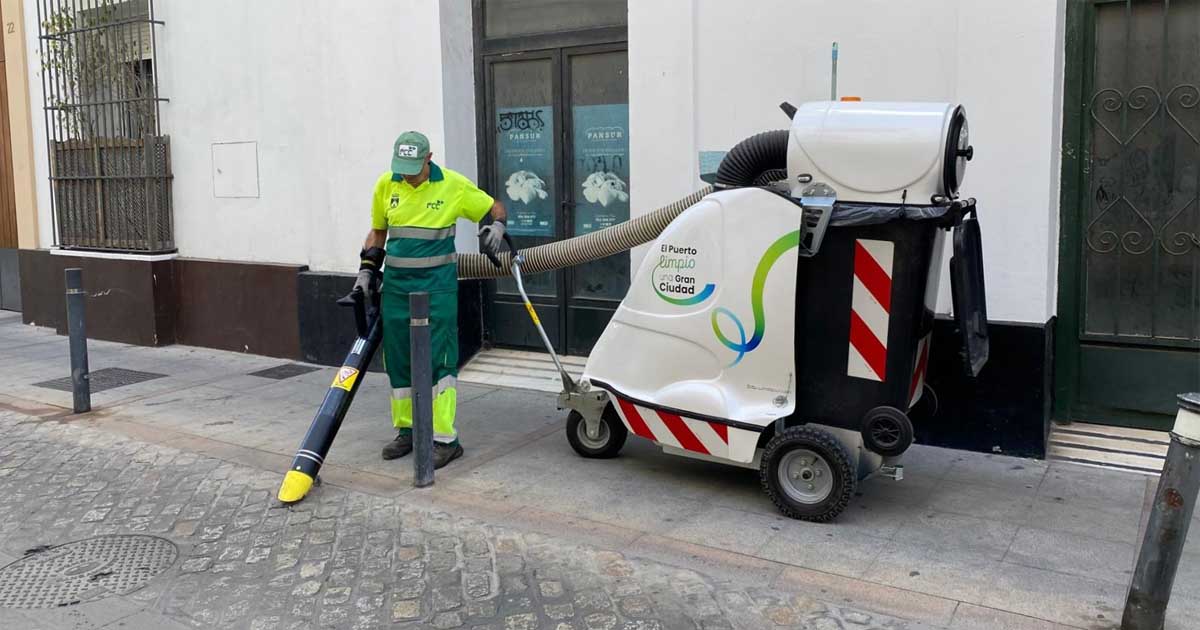El servicio de limpieza se refuerza con nuevos aspiradores urbanos eléctricos