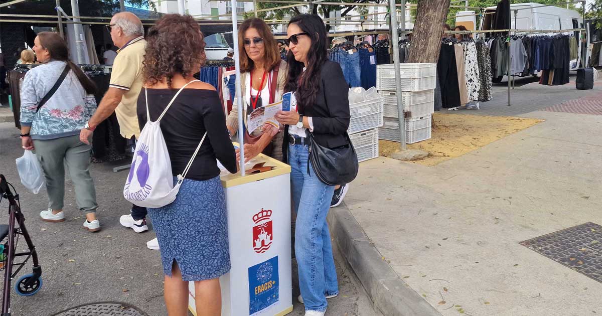 ERACIS+ acerca sus recursos a los vecinos de El Juncal con dos stands informativos en el mercadillo