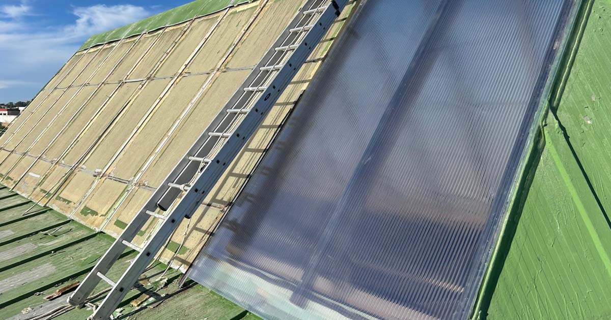 El Pabellón Ramón Velázquez mejora su lucernario con nuevas placas de policarbonato