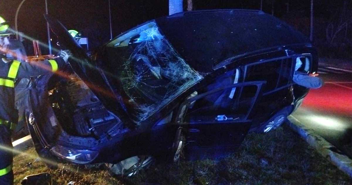 Dos jóvenes se dan a la fuga tras volcar un coche robado en El Puerto