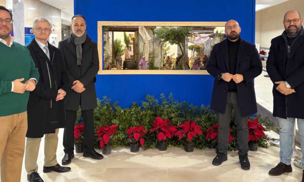 Un belén monumental vuelve a llenar de tradición la Casa Consistorial