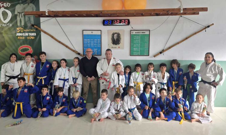 El Trofeo Local de Navidad del Judo Club Tadeo reúne a más de cien jóvenes judokas en una jornada de convivencia