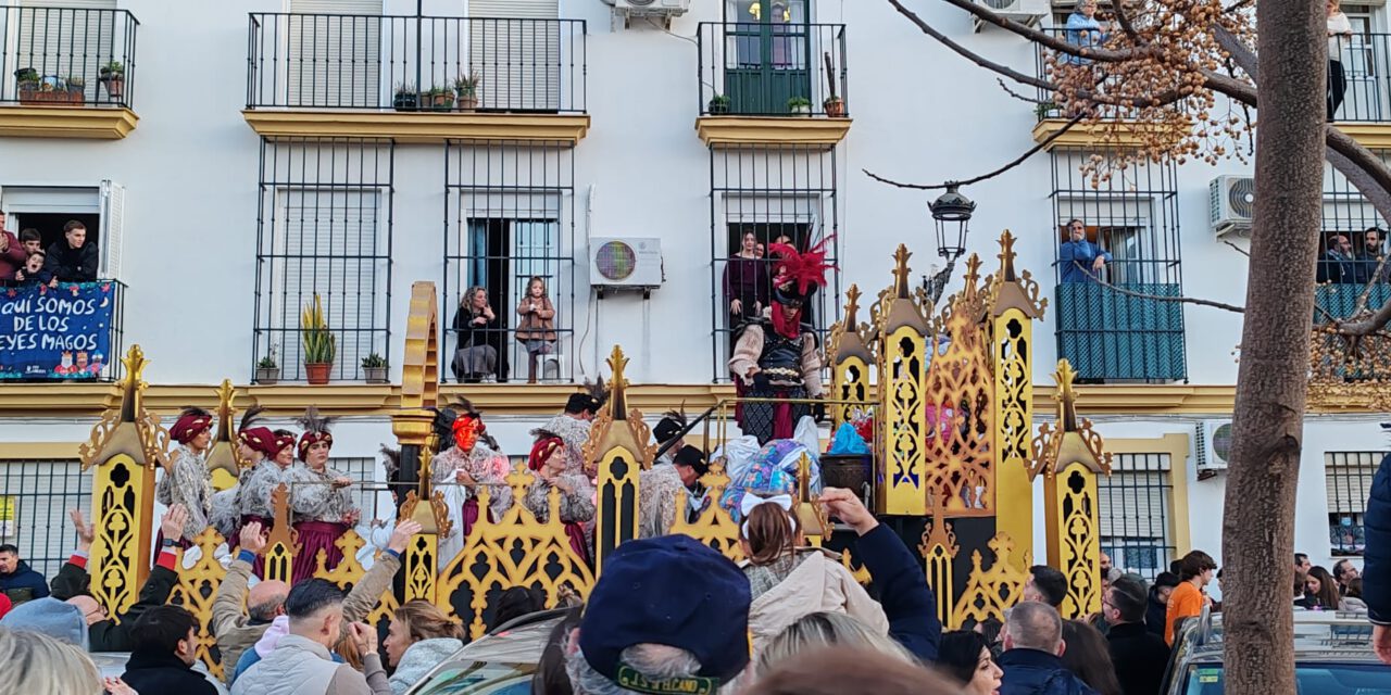 La Cabalgata de Reyes Magos llena las calles de El Puerto de ilusión