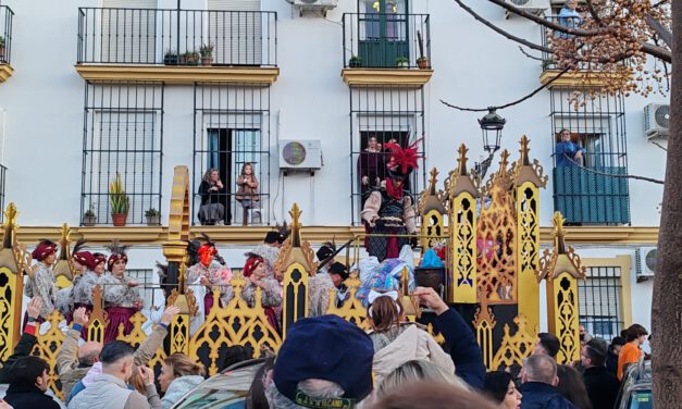 La Cabalgata de Reyes Magos llena las calles de El Puerto de ilusión