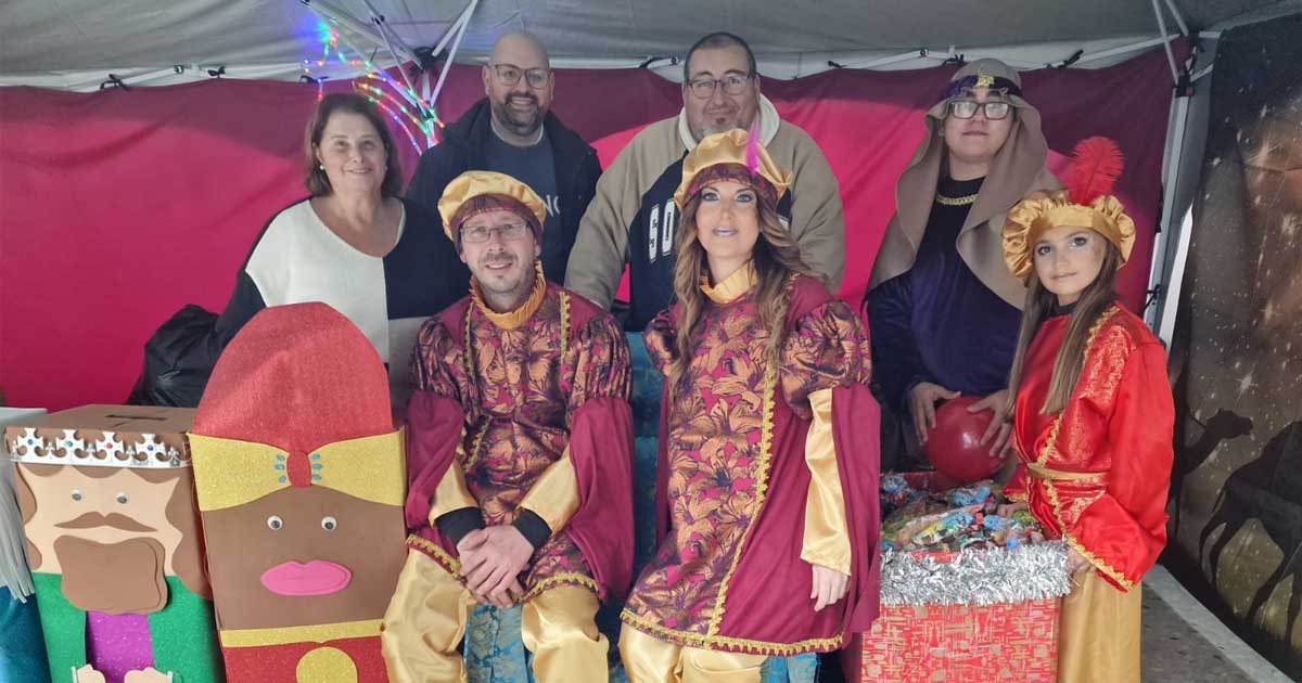 El Cartero Real recorre los barrios y recoge cientos de cartas infantiles