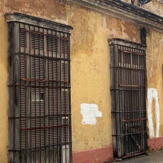 Adiós a la ‘bodega de las latas’: retiradas las chapas del edificio de Santa Lucía, 35
