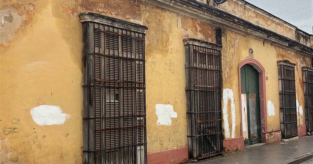 Adiós a la ‘bodega de las latas’: retiradas las chapas del edificio de Santa Lucía, 35