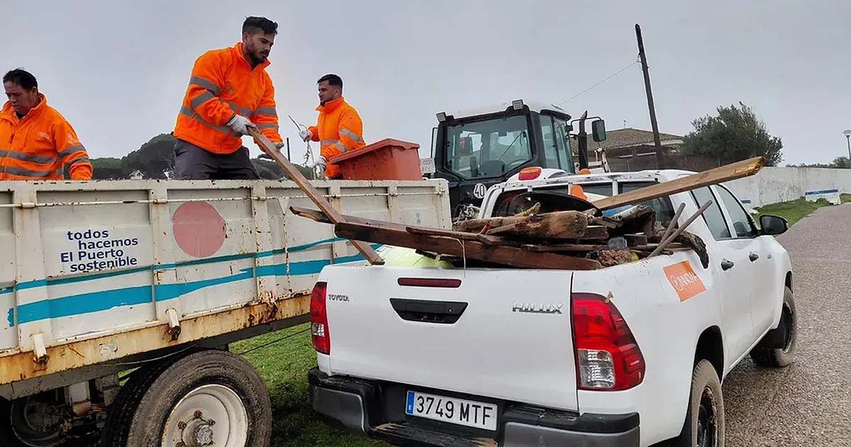Las cuadrillas municipales trabajan desde primera hora para retirar los daños del temporal