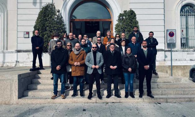 El Ayuntamiento guarda un minuto de silencio por las víctimas del accidente ferroviario de Córdoba