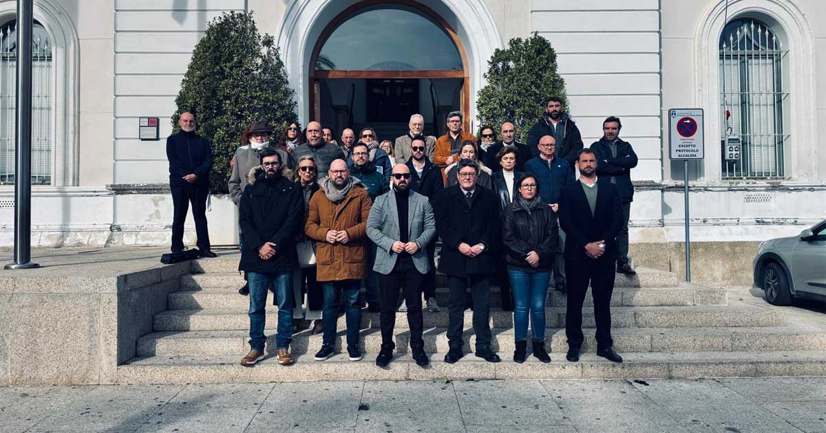 El Ayuntamiento guarda un minuto de silencio por las víctimas del accidente ferroviario de Córdoba