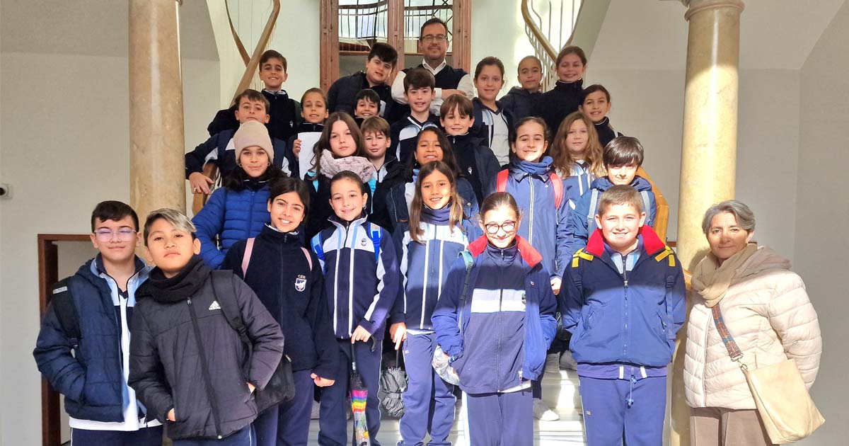 El alumnado del Espíritu Santo conoce el funcionamiento del Ayuntamiento en una visita educativa