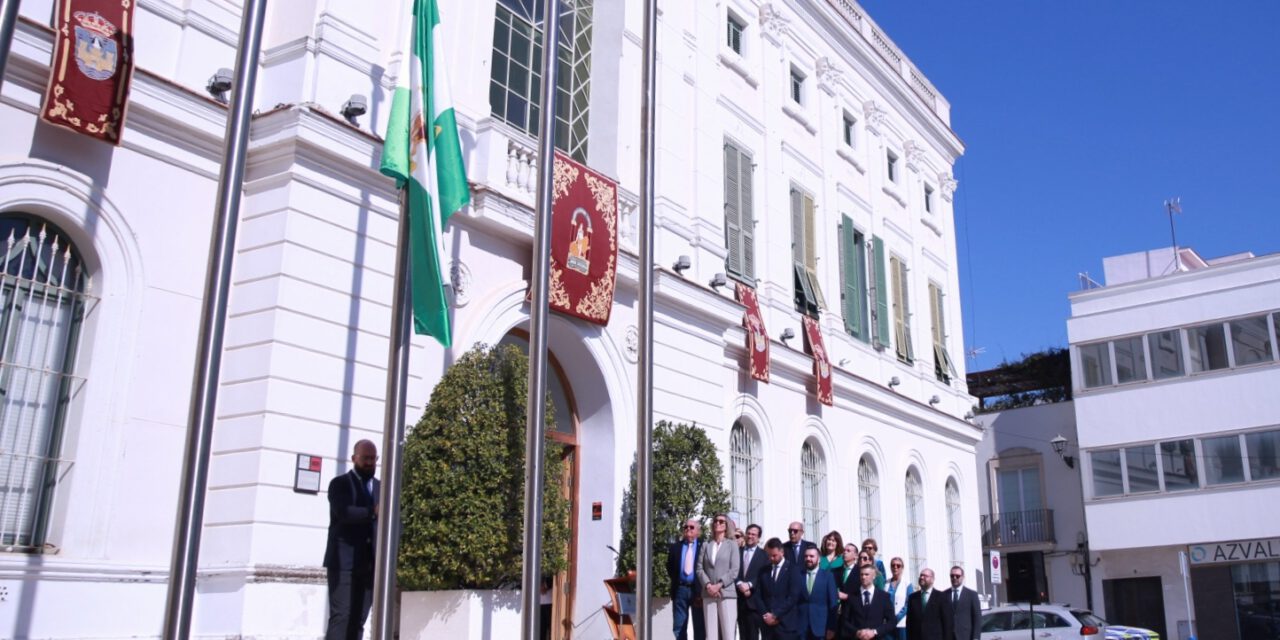 La Plaza Isaac Peral acoge la izada de la bandera andaluza por el 28F