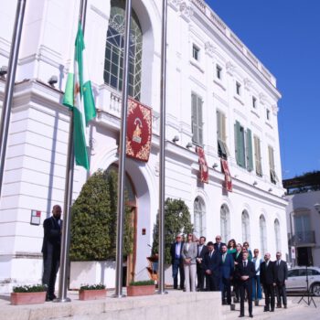 La Plaza Isaac Peral acoge la izada de la bandera andaluza por el 28F