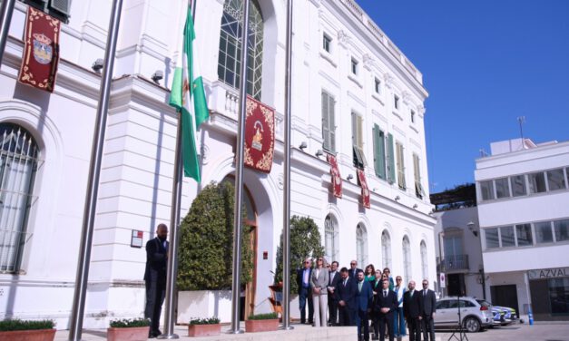 La Plaza Isaac Peral acoge la izada de la bandera de Andalucía en el 28F