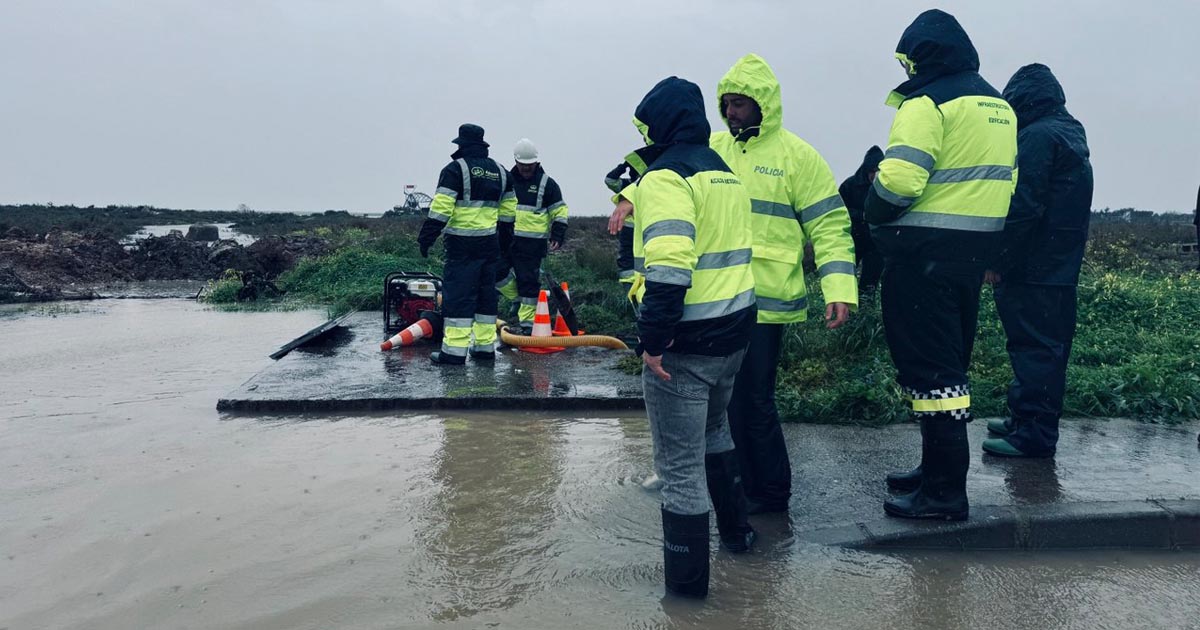Un dique de contención frena la entrada de agua en Doña Blanca tras la crecida del Guadalete