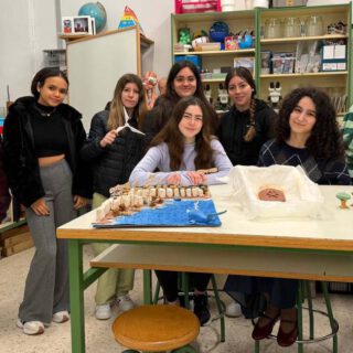 El alumnado acerca la ciencia a las aulas en el Día de la Mujer y la Niña en la Ciencia