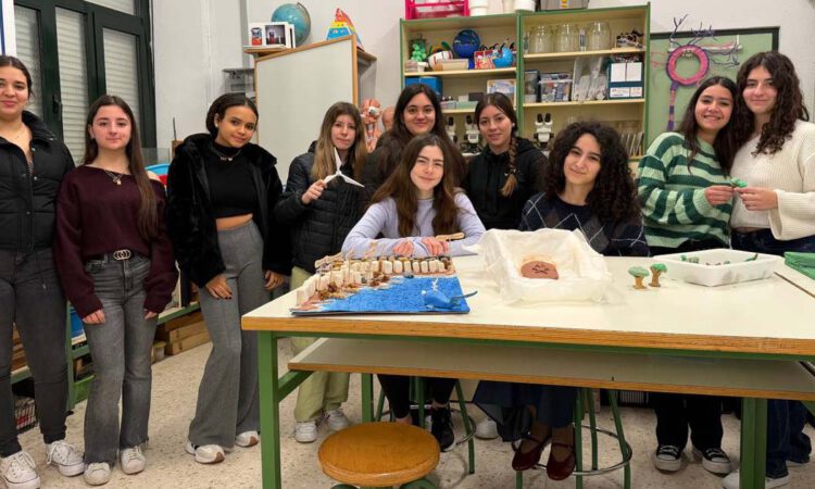 El alumnado acerca la ciencia a las aulas en el Día de la Mujer y la Niña en la Ciencia