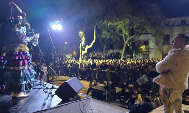 La Plaza del Castillo vibra con las comparsas “Las Manos de Cádiz” y “Los Locos”
