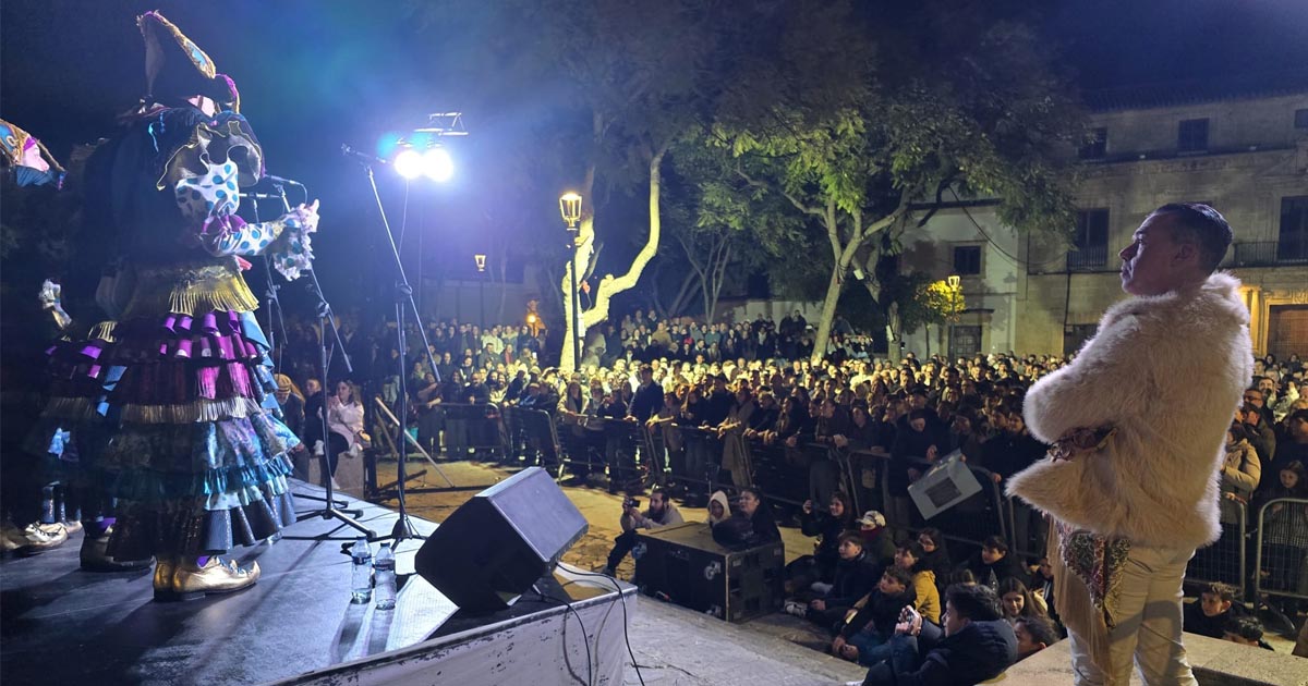 La Plaza del Castillo vibra con las comparsas “Las Manos de Cádiz” y “Los Locos”