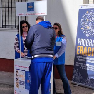 Un punto informativo acerca la ERACIS+ a los vecinos en la Plaza Uva Palomino