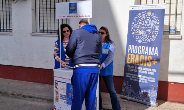Un punto informativo acerca la ERACIS+ a los vecinos en la Plaza Uva Palomino
