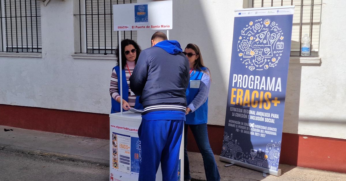 Un punto informativo acerca la ERACIS+ a los vecinos en la Plaza Uva Palomino
