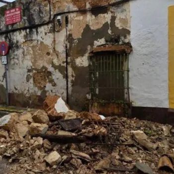 Un desprendimiento de fachada obliga a intervenir a los bomberos en el centro histórico de El Puerto