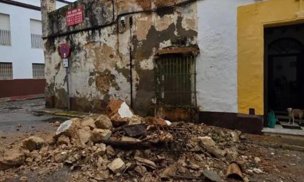 Un desprendimiento de fachada obliga a intervenir a los bomberos en el centro histórico de El Puerto