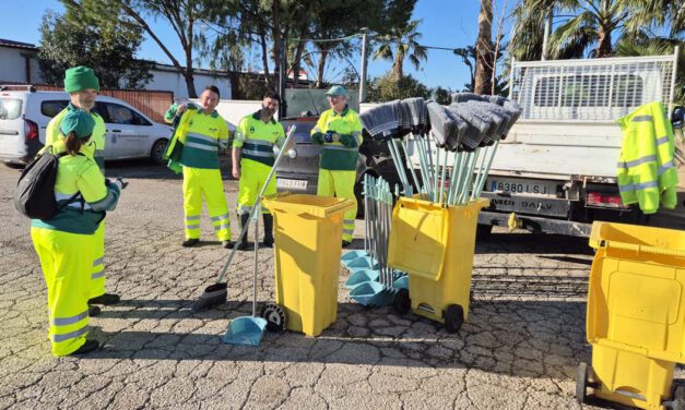 Trabajadores de limpieza de El Puerto colaboran en las tareas de recuperación de Las Pachecas tras las lluvias