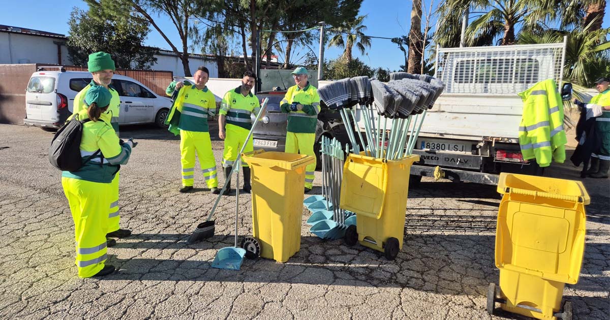 Trabajadores de limpieza de El Puerto colaboran en las tareas de recuperación de Las Pachecas tras las lluvias