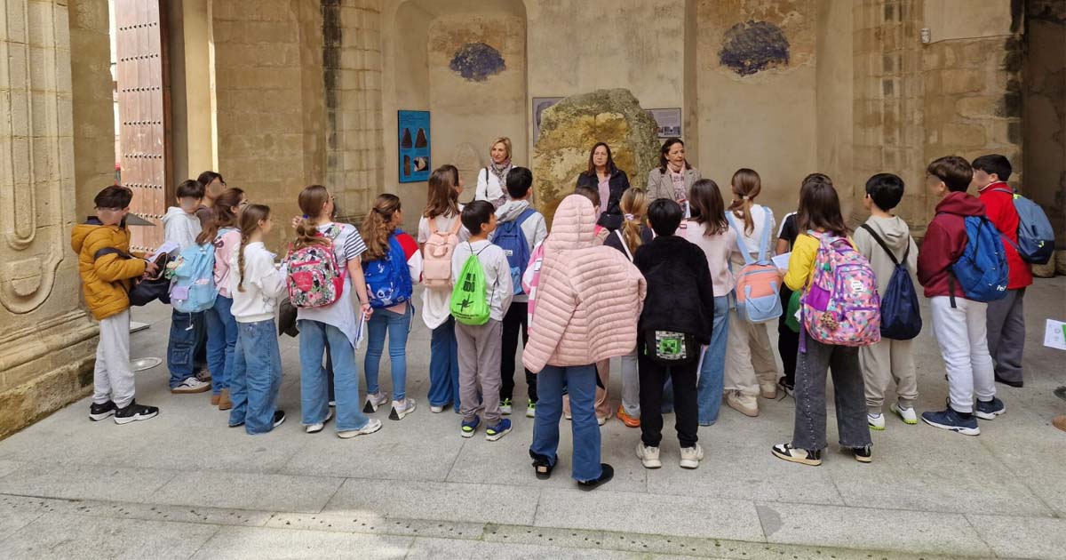 Escolares del CEIP Pinar Hondo visitan la exposición histórica de El Hospitalito
