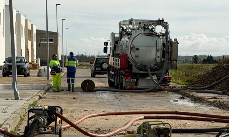 Los vecinos de Doña Blanca inician el regreso a casa tras remitir la crecida del Guadalete