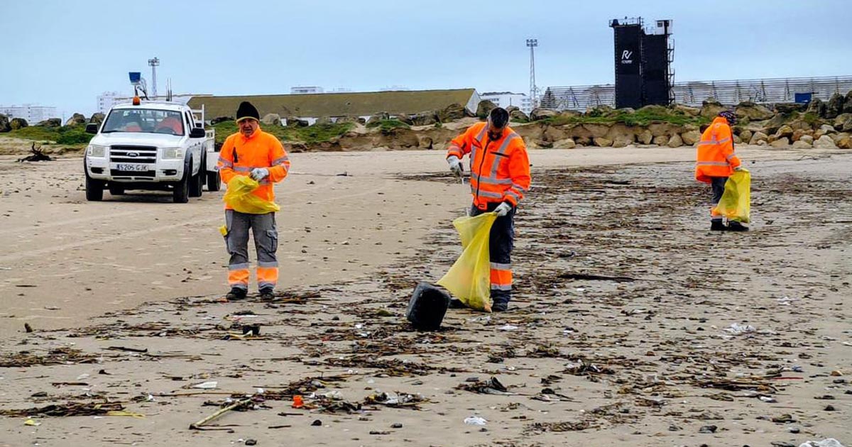 El Puerto inicia la limpieza y reparación de calles, playas y pinares tras los temporales