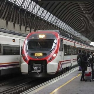 El temporal fuerza el cierre de parques y playas y causa retrasos ferroviarios entre Sevilla y Cádiz