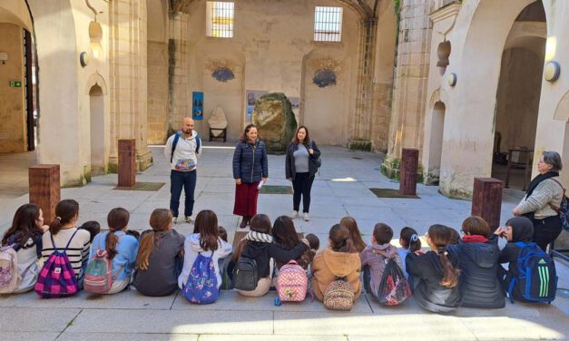 Escolares de Safa San Luis y Pinar Hondo descubren la historia local en la exposición de El Hospitalito