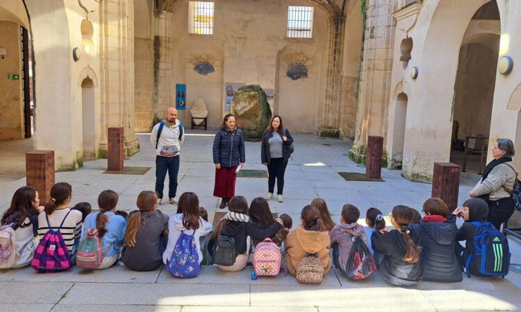 Escolares de Safa San Luis y Pinar Hondo descubren la historia local en la exposición de El Hospitalito