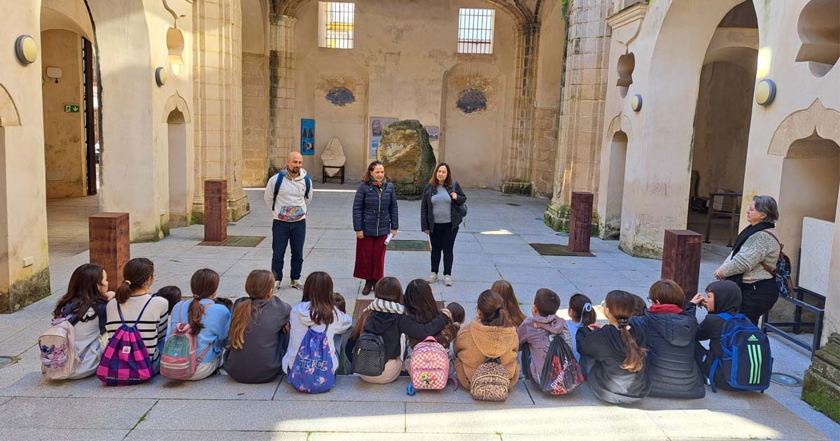 Escolares de Safa San Luis y Pinar Hondo descubren la historia local en la exposición de El Hospitalito