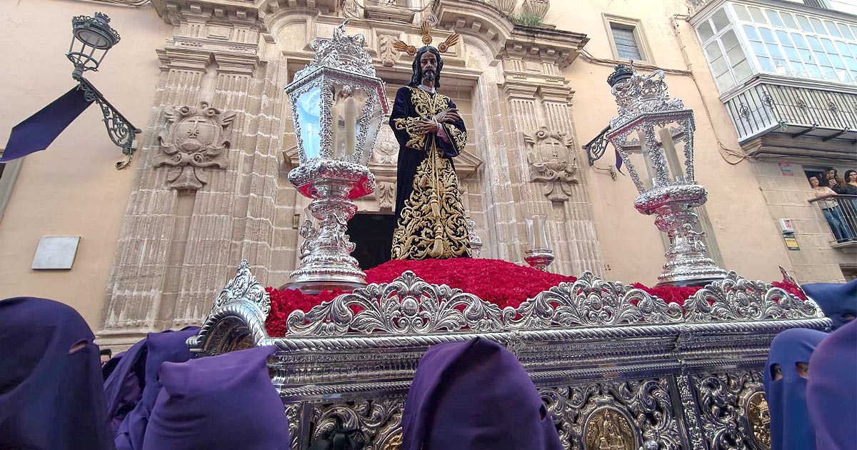 Dolor y Sacrificio llenó de silencio el centro histórico en el Martes Santo