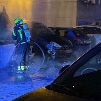 Un coche calcinado y dos vehículos dañados tras un incendio de madrugada en El Puerto