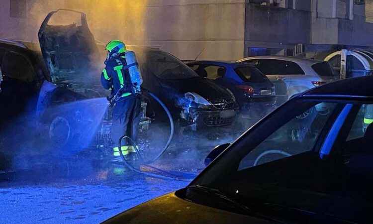 Un coche calcinado y dos vehículos dañados tras un incendio de madrugada en El Puerto